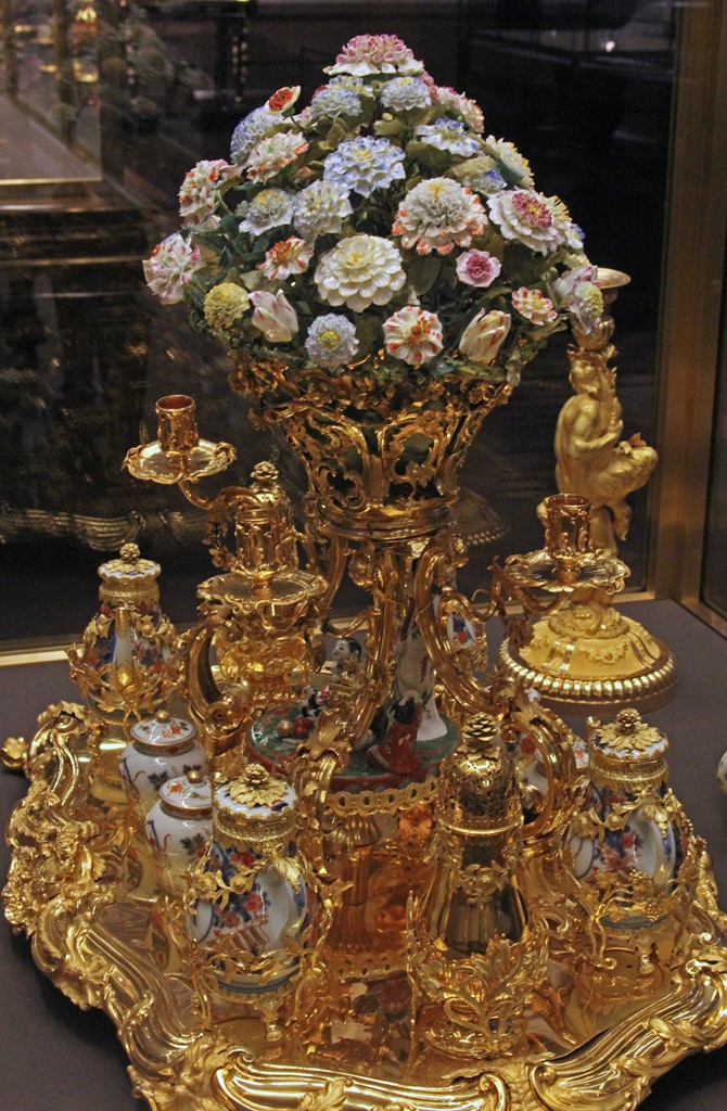 Gold/Porcelain Tea Set